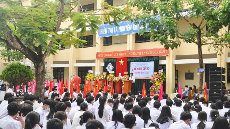 Ngày khai trường - Tác giả: Hoàng Minh Tuấn