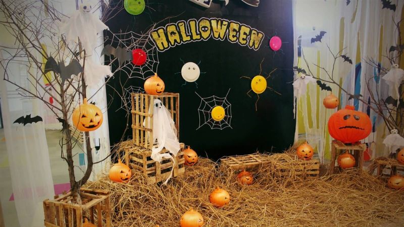 Trang trí Halloween bằng rơm và cành cây khô.