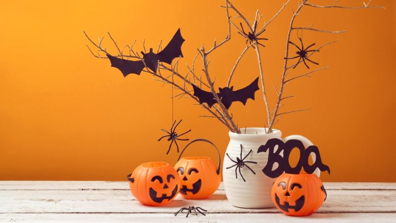 Trang trí Halloween bằng giấy và cành cây khô độc đáo.