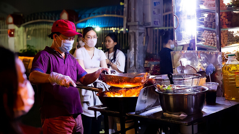 Khu ăn vặt đêm có vô vàn món ăn hấp dẫn và giá thành phải chăng