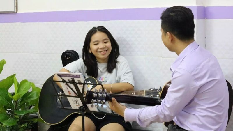 Chơi Guitar để giải trí sau giờ học