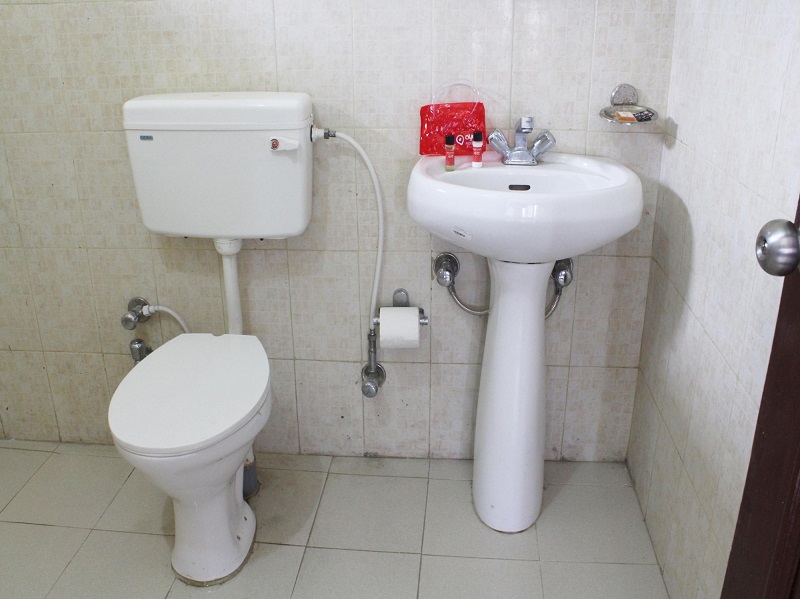 Vệ sinh bên ngoài toilet một cách khoa học