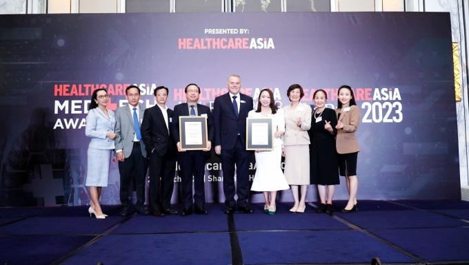 Ban lãnh đạo hai bệnh viện Quốc tế City và Gia An 115 nhận giải thưởng của Healthcare Asia Award năm 2023. Ảnh: CIH