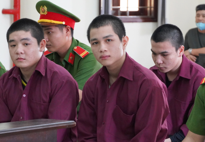 Hà Đăng Quang (giữa) cùng hai đồng phạm tại phiên tòa. Ảnh: Hoàng Nam