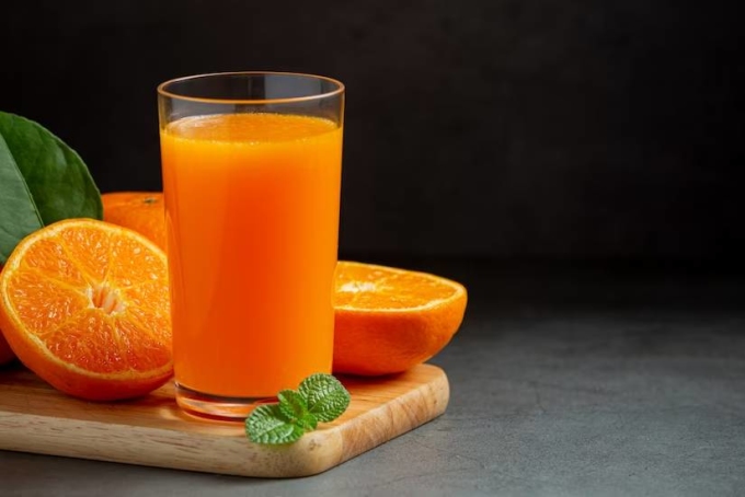 Vitamin C trong nước cam giúp bé hấp thụ sắt tốt hơn. Ảnh: Freepik