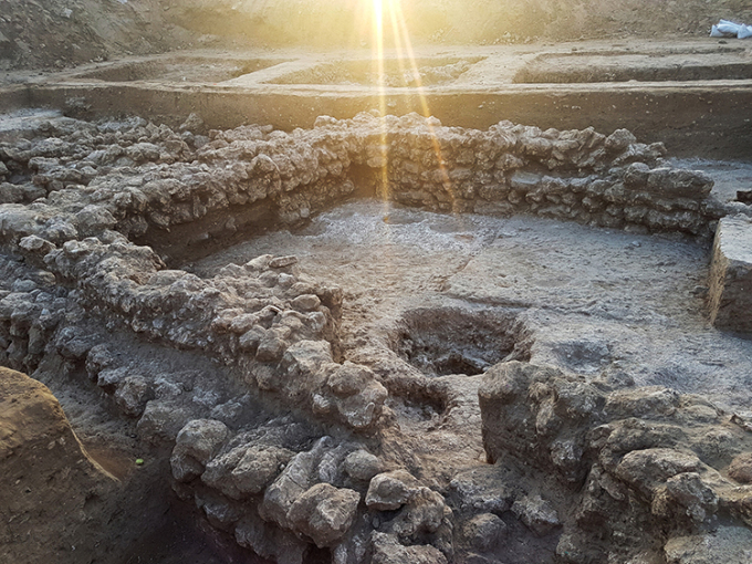 Tàn tích các tòa nhà của ngôi làng Chalcolithic được khai quật ở Ashkelon. Ảnh: IAA