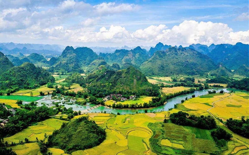 Cao Bằng là một tỉnh thuộc khu vực vùng núi Đông Bắc của Việt Nam