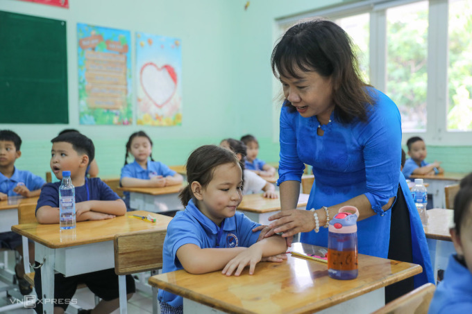 Học sinh lớp 1 trường tiểu học Đinh Tiên Hoàng (quận 1, TP HCM) trong ngày đầu đến trường hồi tháng 8/2022. Ảnh: Quỳnh Trần